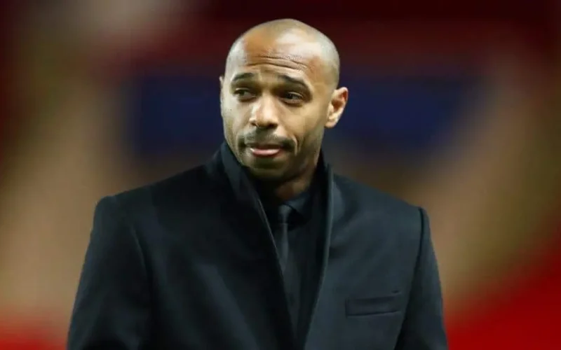 تيري هنري يكشف سر لياقته البدنية المذهلة بعد بلوغه سن 48 عاماً